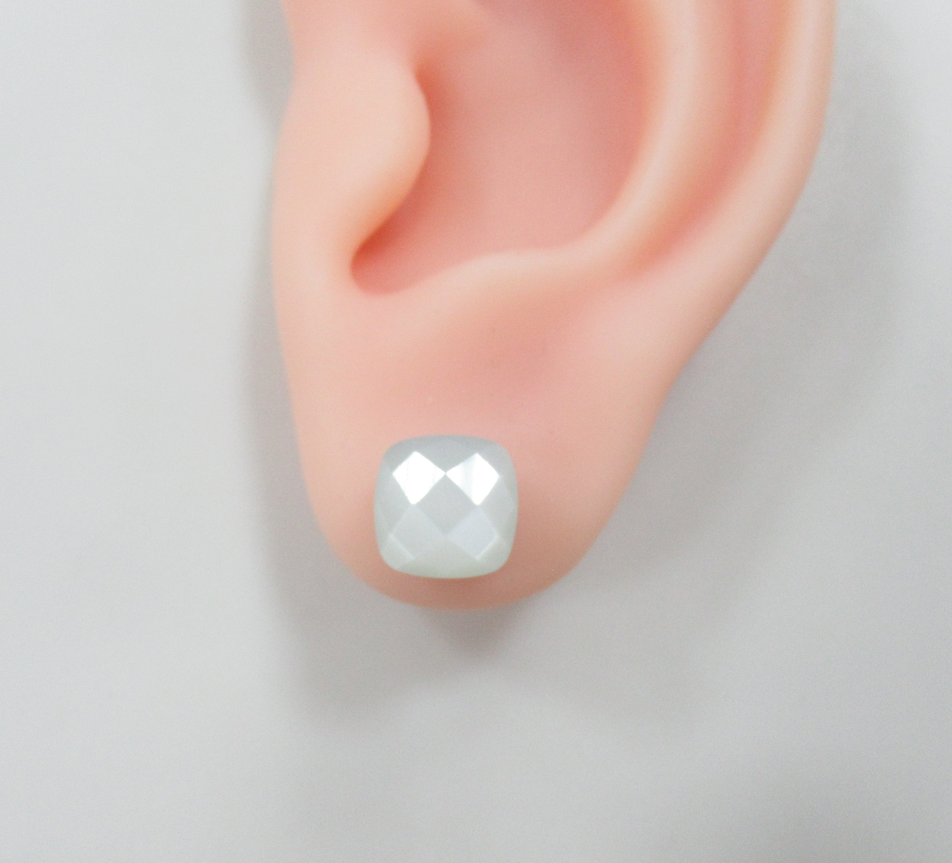 Серебряные серьги-пусеты с лунными камнями